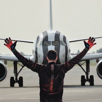 Oblak, nueva imagen de Puma, 'frena' a un avión con los colores de la Juventus.