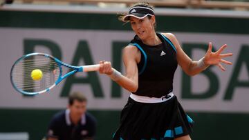 Garbiñe Muguruza golpea una bola en Roland Garros.