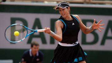 Garbi&ntilde;e Muguruza golpea una bola en Roland Garros.