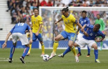 Zlatan Ibrahimovic ante Daniele De Rossi y Leonardo Bonucci.