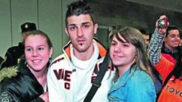 <b>UN PELIGRO. </b>Villa, rodeado de jóvenes seguidoras, nada más aterrizar ayer en A Coruña.