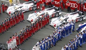 Audi y el equipo de Toyota esperan cerca de sus coches, justo antes de la carrera de Le Mans