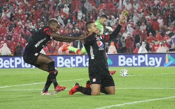 Independiente Santa Fe venció 3-2 a América de Cali en la vuelta disputada en El Campín y se quedó con el título de la Superliga BetPlay.