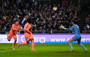 0-1. Centro de Frenkie de Jong que remata Andreas Christensen, desvía Julio Martínez y se cuela en la portería de Dani Vicente.