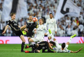 Frenkie de Jong y Luka Modric.