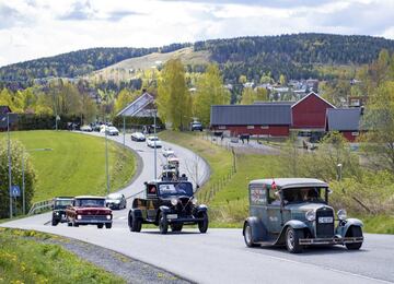 Con motivo de los actos conmemorativos del día de la Constitución de Noruega, tuvo lugar un desfile de autos clásicos en Lommedalen, a diez kilómetros al oeste de Oslo, la capital del país escandinavo. Se trata de un nuevo acontecimiento de los muchos que se vienen celebrando tras el confinamiento. 
