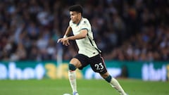 Luis Díaz jugando con el Liverpool ante Aston Villa por Premier League.