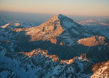 El Aconcagua es una montaña ubicada al oeste de la República Argentina y es el pico más eminente de los hemisferios meridional y occidental, el más alto de la Tierra después del sistema de los Himalayas y, por tanto, la cima más elevada en América.