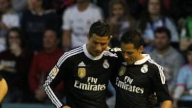 Chicharito celebra su gol junto a Cristiano.