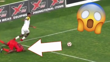 El roto es tan descomunal que el defensa se va de cara contra el suelo: directo a lo más viral