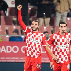Miguel se viste de Papá Noel y desea Feliz Navidad al Girona