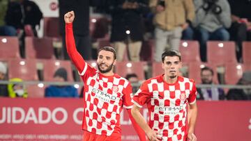 GIRONA, 20/12/2024.- El delantero del Girona Abel Ruiz (i) celebara su gol, segundo del equipo catalán, durante el partido de la jornada 18 de LaLiga entre el Girona FC y el Real Valladolid CF, este viernes en el estadio Montilivi, en Girona. EFE/David Borrat.