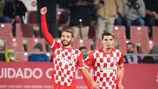 Miguel se viste de Papá Noel y desea Feliz Navidad al Girona