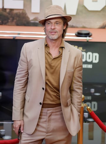 Brad Pitt posando en la alfombra roja 
