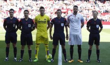 El árbitro Velasco Carballo acompañado por sus asistentes Alonso Fernández y Álvarez Moreno, el cuarto árbitro Ortiz Arias y los capitanes Bruno y Iborra.