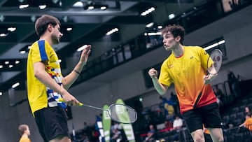 Los jugadores de bádminton españoles Jacobo Fernández y Alberto Perals celebran un punto durante la disputa del Latvia International 2025