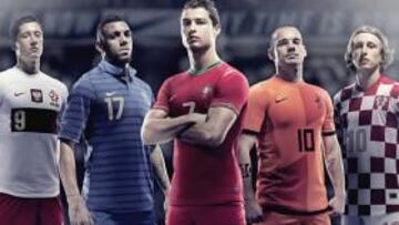 Cristiano y Sneijder, entre otros, han ejercido de modelos para presentar las equipaciones que lucirán con Portugal y Holanda, respectivamente, en la Eurocopa.