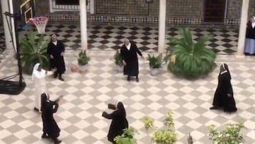 Unas monjas jugando al basquetbol a su manera