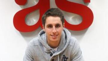 <b>ATENTO. </b>Juncadella recordó sus éxitos y disfrutó viendo fotos de estrellas del deporte que visitaron AS.