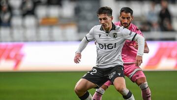 Partido de la Liga Hypermotion entre el Burgos CF y el CD Castellón celebrado en el estadio de ‘El Plantío’.
Brais del Burgos y Mellot del Castellón
RICARDO ORDÓÑEZ. 10-11-2015