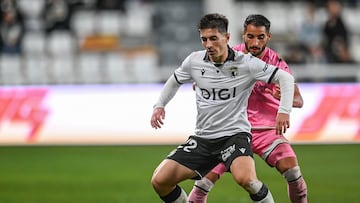 Partido de la Liga Hypermotion entre el Burgos CF y el CD Castellón celebrado en el estadio de ‘El Plantío’.
Brais del Burgos y Mellot del Castellón
RICARDO ORDÓÑEZ. 10-11-2015