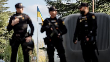 Varios agentes de Polic¨ªa Nacional frente a la embajada de Ucrania tras ser acordonada, a 2 de diciembre de 2022, en Madrid (Espa?a). La Embajada de Ucrania en Madrid ha sido acordonada y desalojada tras recibir un nuevo paquete sospechoso con restos de sangre. El suceso tiene lugar dos d¨ªas despu¨¦s de que un trabajador de la Embajada de Ucrania en Madrid resultara herido leve al explotar una carta enviada a la legaci¨®n diplom¨¢tica.
02 DICIEMBRE 2022;MADRID;EMBAJADA DE UCRANIA DE MADRID;ZONA ACORDONADA;POLICIA
Carlos Luj¨¢n / Europa Press
02/12/2022