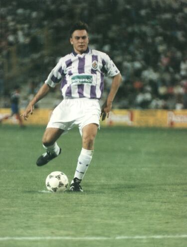 Jugó en el Valladolid la temporada 1995-96.