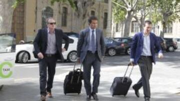 Robert Sarver, junto al asesor de la consultora KPMG y Alfredo Garzón, de Senn y Ferrero, a su llegada al hotel Westin.