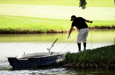 El sueco Joel Sjoholm tuvo que tomar un bote para ir a buscar la bola que lanzó a la isla del hoyo 17 en el Hero
Open, que finalizó el día 2 en Birmingham (Inglaterra). Un torneo en el que el español Miguel Ángel Jiménez alcanzó
el récord de participaciones en el Circuito Europeo, con un total de 707 a sus 56 años