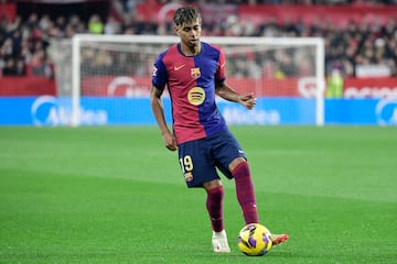 Barcelona's Spanish forward #19 Lamine Yamal controls the ball during the Spanish league football match between Sevilla FC and FC Barcelona at Ramon Sanchez Pizjuan Stadium in Seville on February 9, 2025. (Photo by CRISTINA QUICLER / AFP)