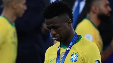 Vinicius, cabizbajo, con la medalla de plata tras perder la final de la Copa América.