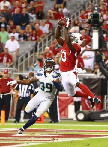 Jaron Brown de los Arizona Cardinals con el balón en el partido contra los Seattle Seahawks.