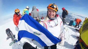 La alpinista Alfa Karina Arrué, hizo historia deportiva después de convertirse en la primera salvadoreña en llegar a la cima del Monte Everest.