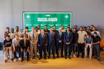 El capitán del Real Betis, Joaquín Sánchez (c), posa con la plantilla, la directiva y el cuerpo técnico del club en el acto de despedida.