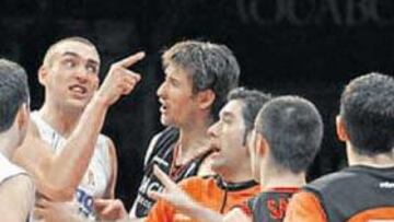 <b>GRAN TENSIÓN.</b> Hervelle tiene que ser tranquilizado en un enfrentamiento con Frederic Wels