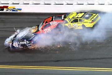 Jimmie Johnson (48), Martin Truex Jr. (78) y Matt Kenseth (20).