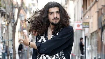 Israel Fern&aacute;ndez posa para AS en la puerta de Casa Macareno, en el c&eacute;ntrico barrio madrile&ntilde;o de Malasa&ntilde;a.