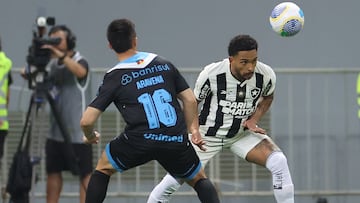 Alexander Aravena es titular y cumple frente a Botafogo