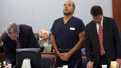 O.J. Simpson escucha la sentencia del juzgado de Las Vegas que le condena a 15 a&ntilde;os de c&aacute;rcel por un delito de secuestro y robo entre otros cargos.