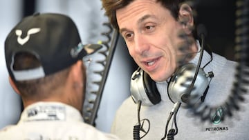 Toto Wolff habla con Lewis Hamilton.