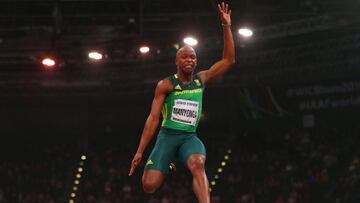 El sudafricano Manyonga, durante un salto en Birmingham.