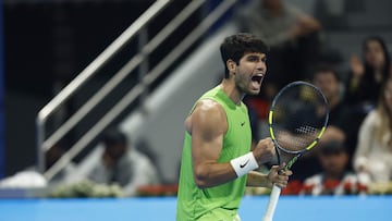 Carlos Alcaraz reacciona durante su partido contra Karen Khachanov en Doha.