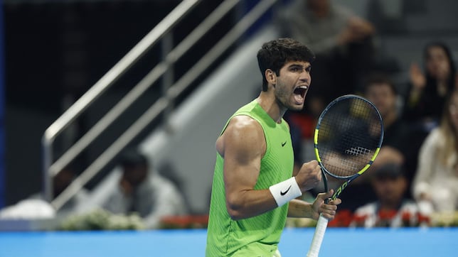 Alcaraz avanza con una remontada furiosa