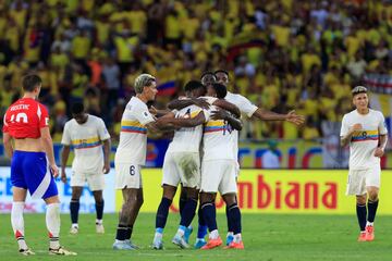 La Selección se impuso categóricamente 4-0 sobre Chile en el Metropolitano de Barranquilla. Triunfo en casa para la Tricolor gracias a los goles de Davinson Sánchez, Luis Díaz, Jhon Durán y Luis Sinisterra.