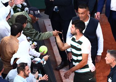 El cineasta estadounidense, Spike Lee felicita a Carlos Alcaraz por su victoria. 