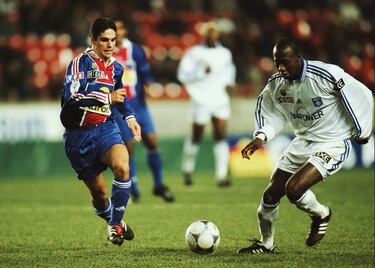 Estuvo cedido por el FC Barcelona durante un año y medio, desde 2001 hasta 2002. Disputó un total de 53 partidos y marcó 5 goles con el club parisino.