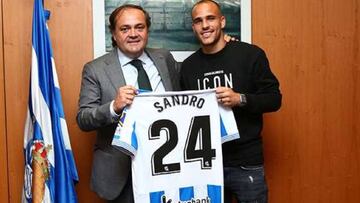 Sandro Ramírez posa con su nueva camiseta de la Real Sociedad.