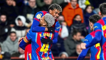 0-2. Ronald Araujo celebra el tanto que anota con Lamine Yamal.