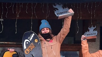 N&uacute;ria Cast&aacute;n celebrando al victoria en Snowboard Women en el campeonato de La Rosiere 4* del Freeride World Qualifier celebrado el viernes 3 de febrero del 2023. 