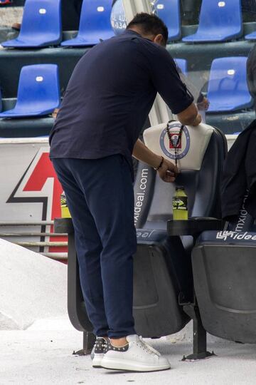 Antonio Mohamed poniendo un rosario sobre la banca del Estadio Azul en un duelo ante 'La Máquina en el 2007.